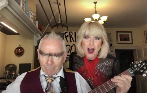 toyah et robert fripp sont prêts à partir sur leur première reprise de sunday lunch de