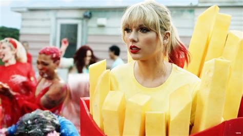‘you Need To Calm Down Music Video Photos Of Taylor Swift Vid