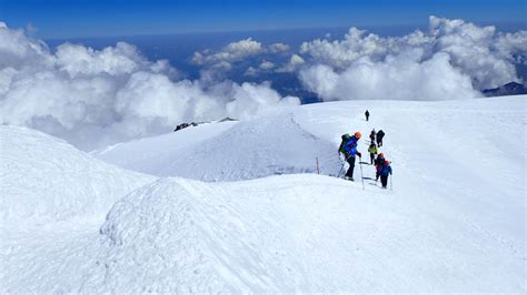 Vârful Elbrus 5642m în Anul 2022 Cel Mai înalt Vârf Al Europei