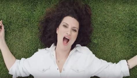 Laura Pausini Simili Testo E Video Ufficiale Nuovo Singolo 2015 Allsongs