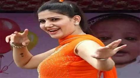 Sapna Chaudhary Dance ऑरेंज टाइट सूट में सपना चौधरी के इस डांस ने सोशल मीडिया पर काटा बवाल