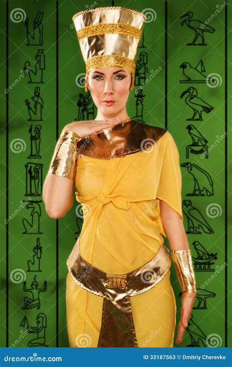 Ägyptische frau im kostüm des pharaos stockbild bild von kleid hieroglyphen 33187563