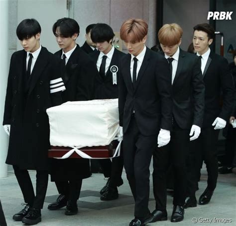 Integrantes Do Shinee Carregam Caixão De Jonghyun Em Funeral E Fãs Se