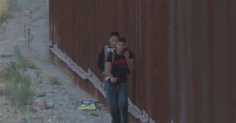 Mexico Tv Station Films Drugs Smugglers Sneaking Into Us By Scaling