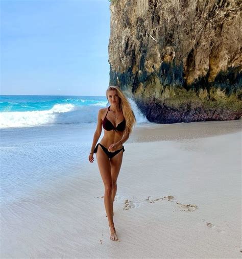 5 Hot Sexy Alicia Schmidt Bikini Pics