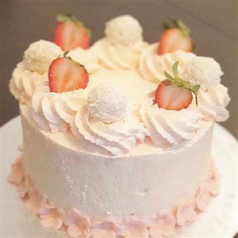 Strawberry Chantelle Cream Cake With White Chocolate