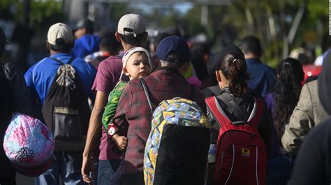 Caravana De Migrantes Intentan Cruzar La Frontera Mexicana Video Cnn