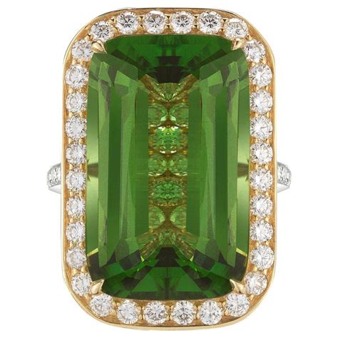 18 Karat Yellow Gold Emerald Cut Peridot Valentina Ring 1626 Carat
