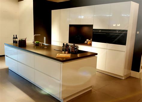 Moderne Complete Witte Showroom Keuken Met Eiland Keuken Inspiratie