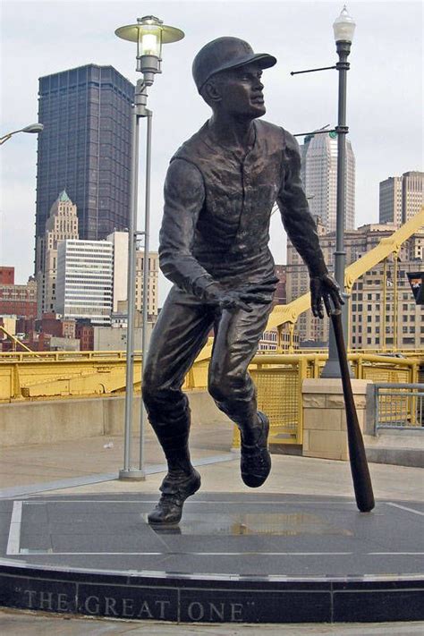Roberto Clemente Statue Pnc Park Pittsburgh Pirates Baseball Pittsburgh