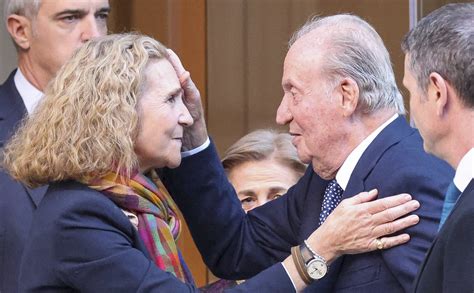 El Peculiar Ritual De Despedida Del Rey Juan Carlos Y La Infanta Elena Cruz En La Frente Y