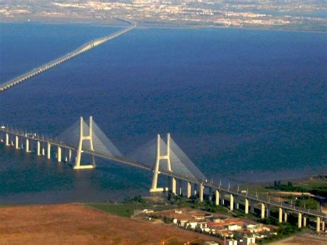Thousands of sailors lost their lives in attacks and shipwrecks while trying to reach india for years. Police find body of man who fell off Vasco da Gama Bridge ...