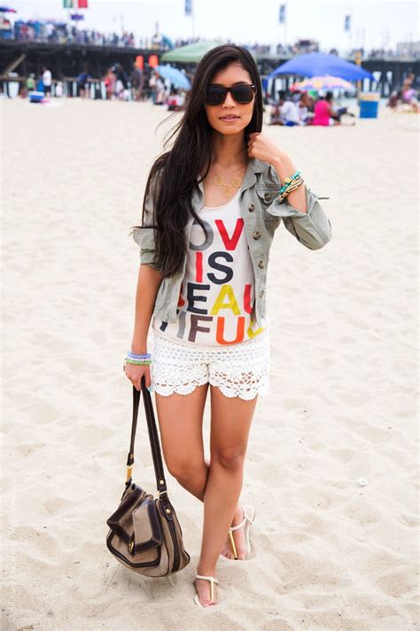 20 Fashionable Women Clothes To Wear At The Beach Flawssy