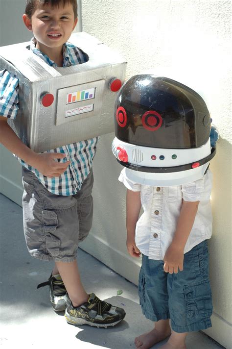 These awesome homemade robot costume ideas come with detailed instructions. DIY Robot Costume | Diy robot, Robot party, Robot costumes
