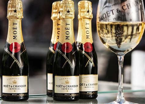 Шампанское производят из виноградных сортов, выращенных на землях класса grand cru, что находятся на территории владений louis roederer. Шампанское Абрау-Дюрсо: брют, полусладкое, лайт и другие ...