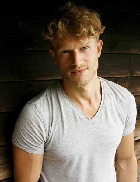 Cheveux long attaché homme