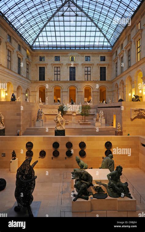 Lintérieur Cour Musée Du Louvre Palais Du Louvre Ou Le Musée Du Palais Du Louvre Paris