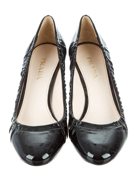 Prada Patent Leather Round Toe Pumps Shoes Pra161384 The Realreal