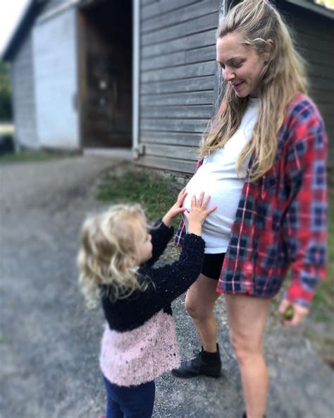 Amanda Seyfried Compartilha Primeira Foto Da Segunda Gravidez Ap S Nascimento Secreto Do Filho