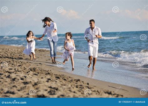 La Jeune Famille Heureuse Ont L Amusement Sur La Plage Image Stock