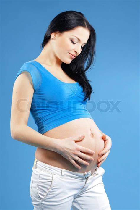Portrait Der Schwangeren Frau Auf Blau Stock Bild Colourbox