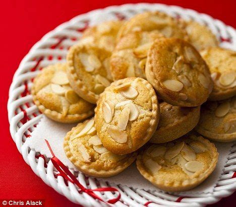 Add the ground almonds, egg and almond extract. The 25+ best Shortcrust pastry mary berry ideas on ...