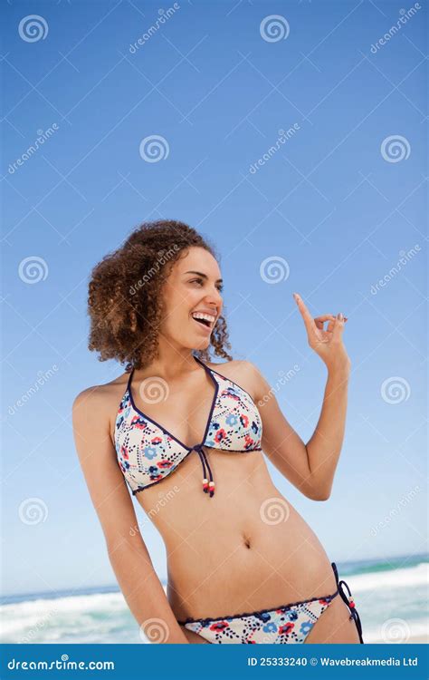 Junge Attraktive Frau Die Auf Dem Strand Beim Zeigen Sie Steht Stockfoto Bild Von Bikini