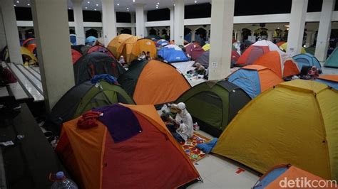 Ratusan Tenda Penghias Masjid Habiburrahman Di 10 Malam Terakhir Ramadan