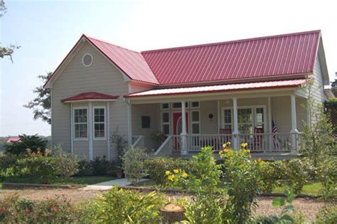 Best color roof by house color. Pin by Jessica Trimble on Exterior Color Combos | Red roof ...