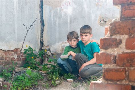 Niños En Una Casa Abandonada Dos Niños Pobres Abandonados Huérfanos