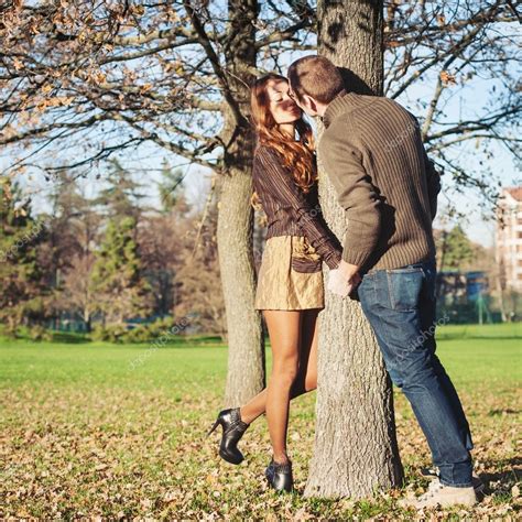 romantisches junges paar küsst sich im herbstlichen park stockfotografie lizenzfreie fotos