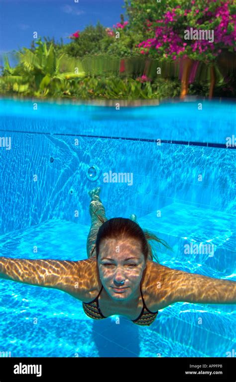 Frau Im Bikini Im Schwimmbad Unter Wasser Tauchen Stockfotografie Alamy
