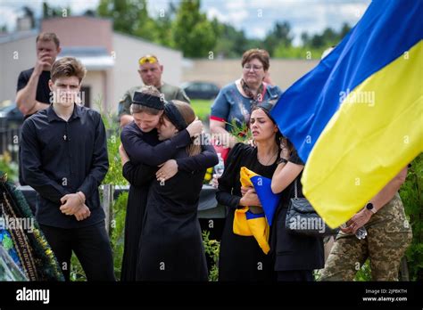 Angehörige Reagieren Emotional Während Der Beerdigungszeremonie Eines Ukrainischen Soldaten Mit
