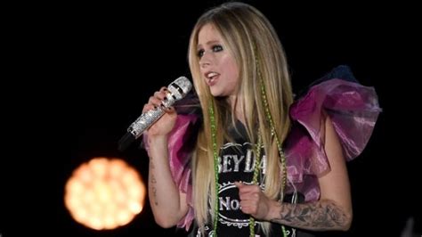 Avril Lavigne Re Records Her Song Warrior To Honour Front Line