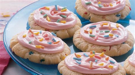 Pillsbury cookies (right two) and nestlé toll house (left two). Funfetti Cookies recipe from Pillsbury.com