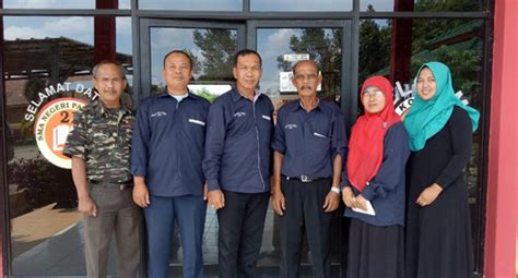 Prasarana pendidikan adalah semua perangkat kelengkapan dasar yang secara tidak langsung sarana sekolah, adalah alat/kelengkapan yang secara langsung digunakan untuk mencapai tujuan. Dana Sumbangan Siswa Untuk Pembangunan Sarana dan ...