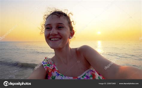 Hermosa Adolescente Bikini Hace Divertido Selfie Muecas Con Verano Mar Fotografía De Stock