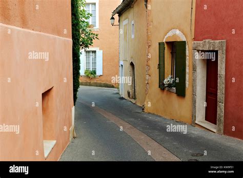 Roussillon Est L Un Des Plus Beaux Villages De Provence Et Class Parmi
