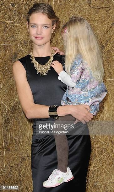 Natalia Vodianova And Daughter Photos Et Images De Collection Getty Images