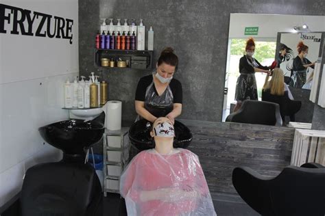 Salony fryzjerskie w Sosnowcu znów działają Jednak wolnych miejsc nie ma dużo Sosnowiec Nasze