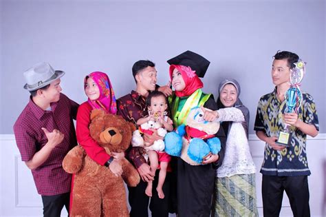 Foto Keluarga Saat Wisuda Kumpulan Contoh Photo Wisuda Di Studio Riau