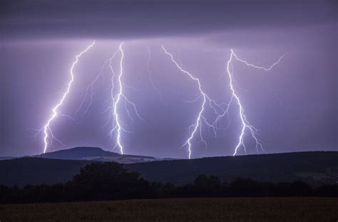 Vorwarnungen (gelb) werden bis zu 48 stunden im voraus herausgegeben, wenn unwetter in deutschland möglich sind, sich aber noch änderungen in der intensität, zugrichtung und/oder im. Baden-Württemberg: Heftige Unwetter mit Verletzten und Schäden - Baden-Württemberg - Stuttgarter ...