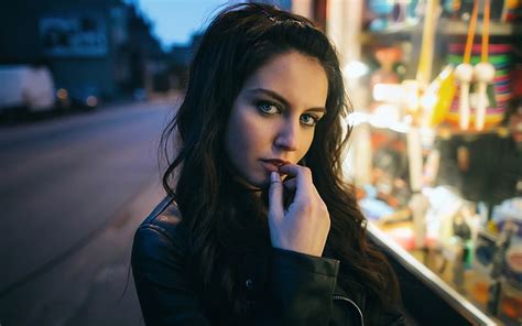 Mujer Morena Ojos Azules Cabello Largo Mujeres Al Aire Libre