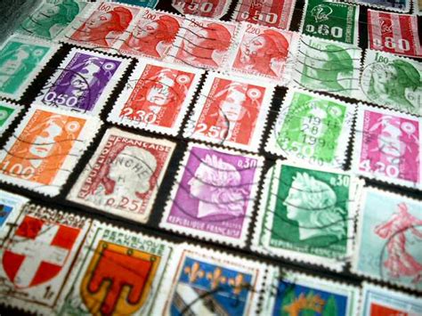 Sans vous déplacer, vous imprimez des timbres personnalisés , des étiquettes colis avec colissimo , vous envoyez des lettres recommandées , des lettres simples ou faites suivre votre courrier à votre nouvelle adresse. timbre-poste — Wiktionnaire