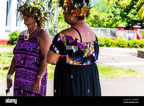 Moorea French Polynesia 09032018 Beautiful Local Women Talking In