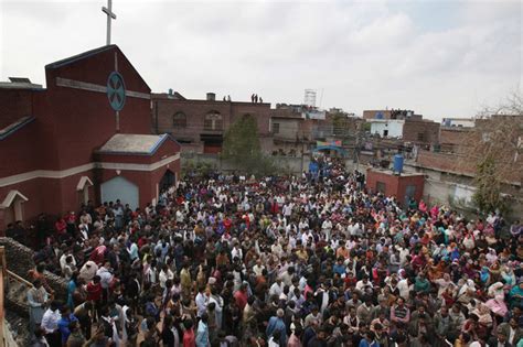 Pakistani Christians Clash With Police Over Church Attacks Daily Mail Online