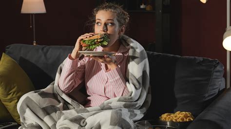 Why Its So Easy To Overeat While Watching Tv According To A Dietitian