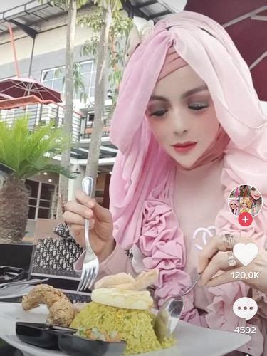 Hijabers Berwajah Barbie Ini Viral Dagu Lancipnya Bikin Netizen Julid