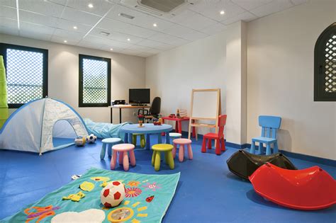 Las salas pequeñas modernas siempre se relacionan y se ajustan con el tiempo actual. Fotos de Salas de Juegos para Niños