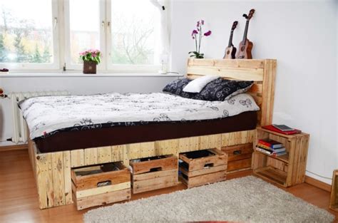 Schneiden sie den füllstoff auf das maß zurecht, das ihn auf allen seiten zehn bis 15 zentimeter über die plattenkanten überstehen lässt. Bett selber bauen - Ideen und Bauanleitungen